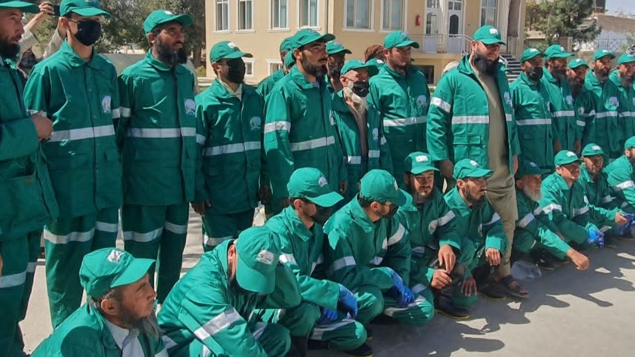 توزیع یونیفورم‌های جدید به کارکنان خدماتی شاروالی میمنه