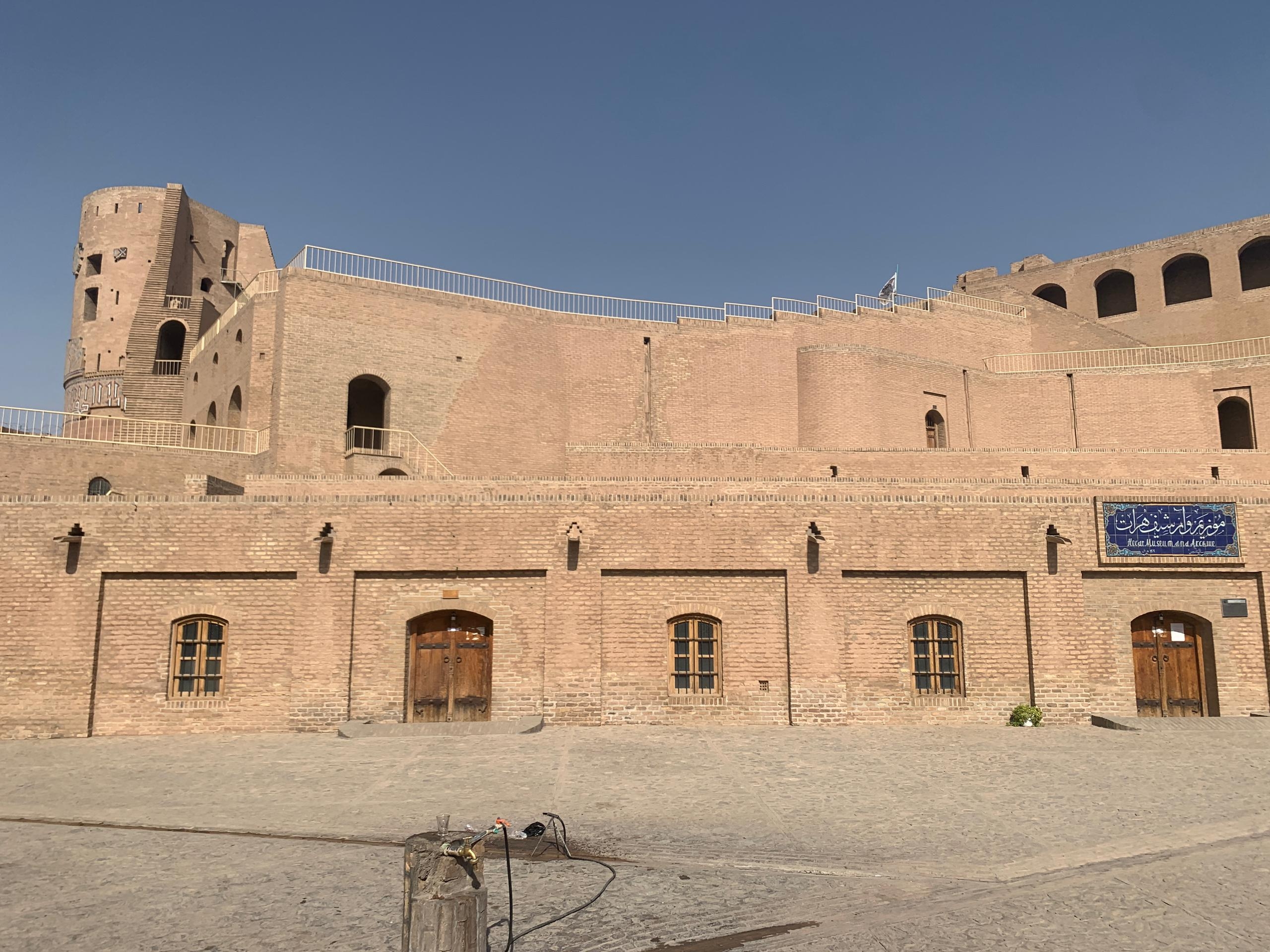 قلعه‌ی باستانی اختیارالدین در هرات که نشانه‌ی از امپراطوری تیموریان است.