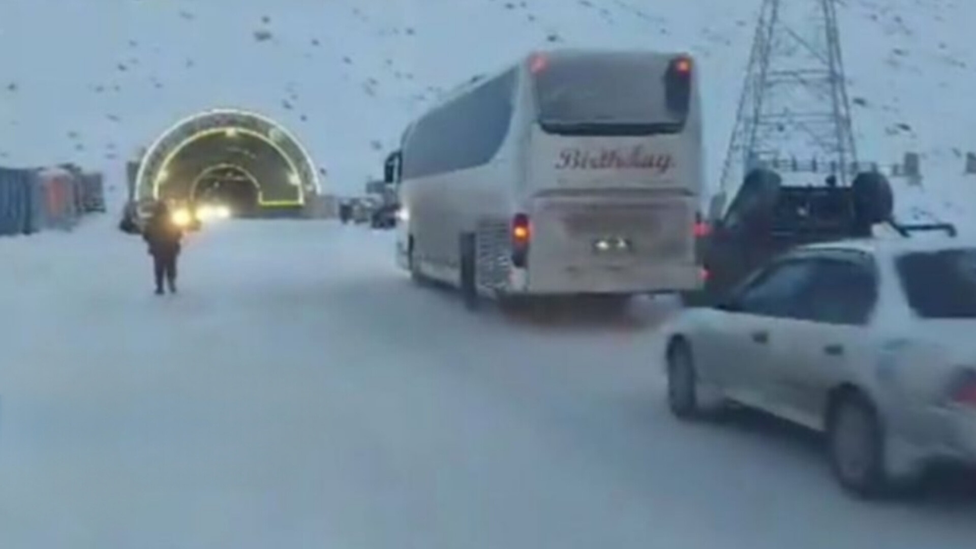 بسته‌شدن شاه‌راه سالنگ به‌دلیل برف‌باری و کاهش دید