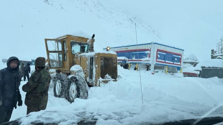 دو کشته و ۱۲ زخمی در پی برف‌کوچ در سالنگ