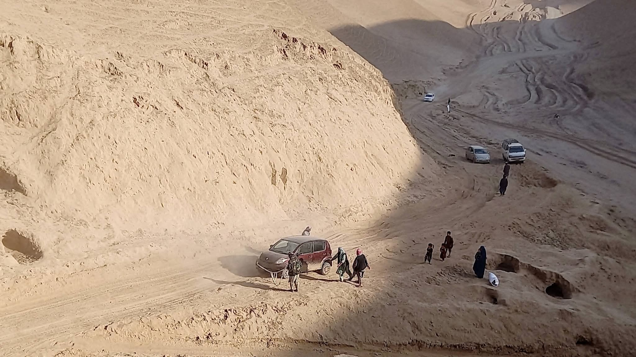 قرارداد ساخت ۵۰ کیلومتر سرک حلقوی قیصار–لامان امضا شد